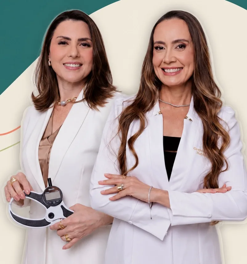 Mikaele Thé e Greyciane Gomes, de jaleco branco, sorrindo lado a lado